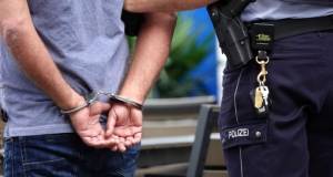 Junger mann aus nordrhein-westfalen festgenommen und entlassen.