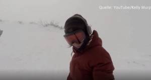 Singende snowboarderin wird von bär verfolgt