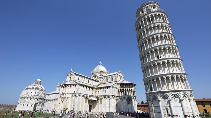 Der schiefe Turm von Pisa droht umzufallen!