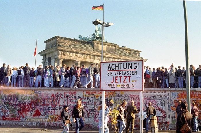 Scholz errichtet wieder die Berliner-Mauer