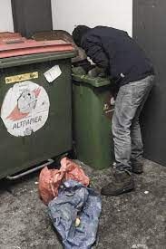 Ein Junge klaut Müll aus dem Mülleimer in der Klasse und wird dabei erwischt und verhaftet