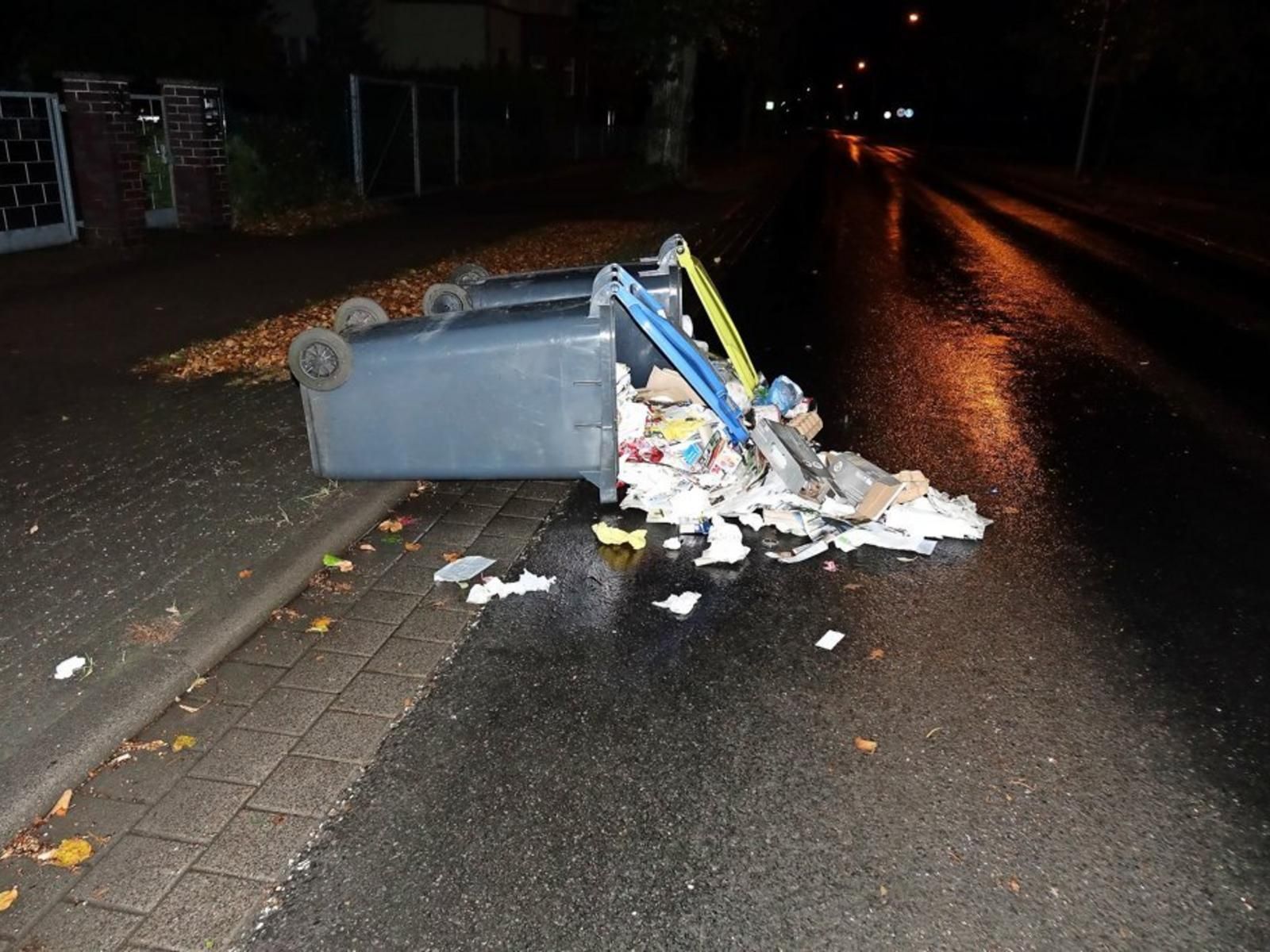 In NRW: Mülltonnen umgekippt