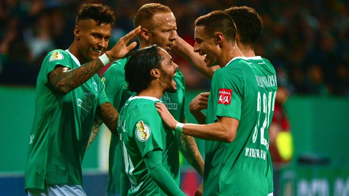 Werder fans verabschieden ihre Mannschaft zum Nordderby