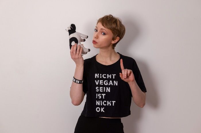 Die Veganerin und Tierschützerin Raffaela Raab („die militante Veganerin“) isst eine Thüringer Rostbratwurst!