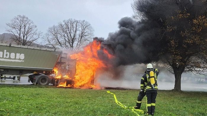 LKW Brand in Dieburg in einer Logistik Halle