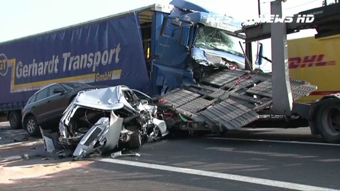 Schwerer Unfall A2 Hannover: Lkw rast auf Stauende