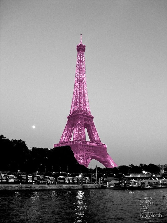 Der Eiffelturm wird lila gefärbt